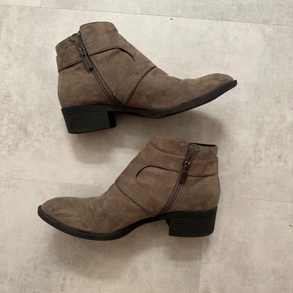 Reaction by Kenneth Cole ankle boots with 2 straps, zipper closure. size 9.5 - Picture 2 of 8